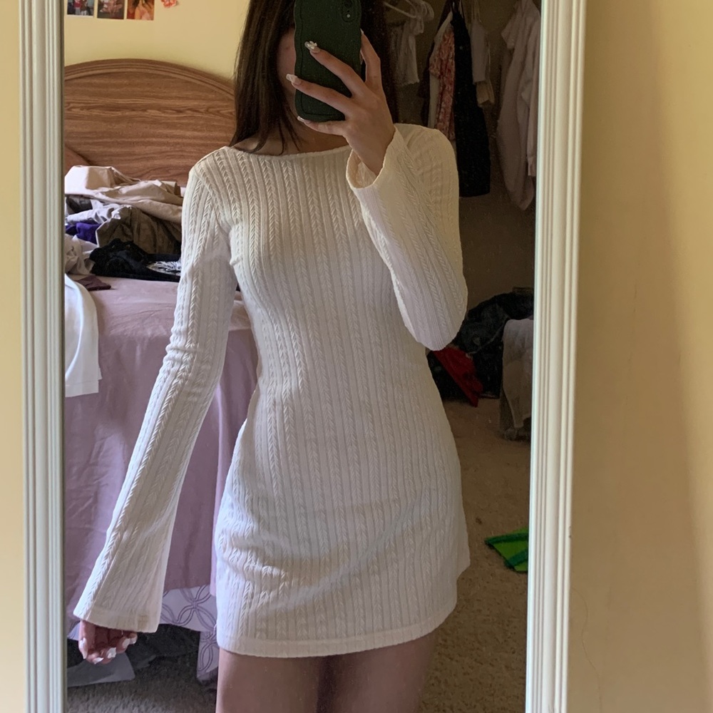 2/$15 💗 Yesstyle cream colored dress open back with bell sleeves